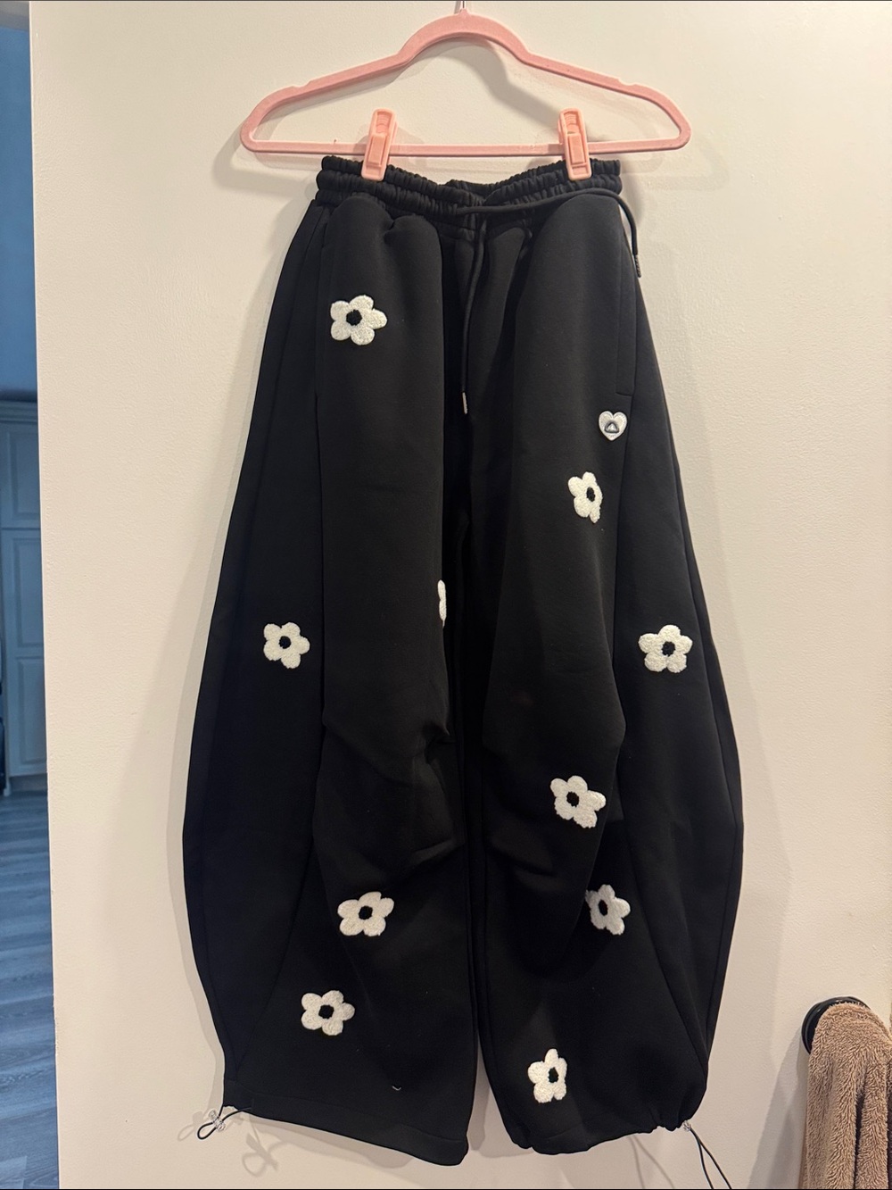 Aelfric Eden Floral Appliqué Sweatpants